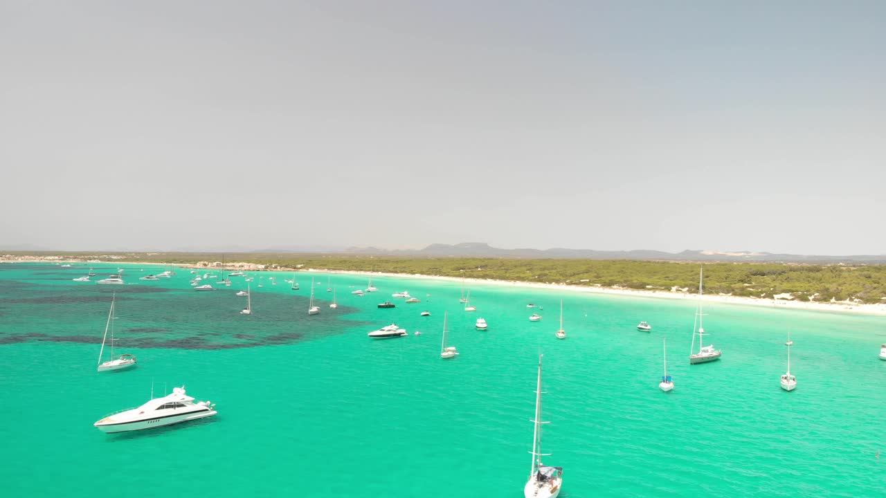 españa, mallorca platja des trenc beach un hermoso vuelo sobre la playa a 4k 24 fps con filtros nd en un día muy brillante con un drone dji mavic air