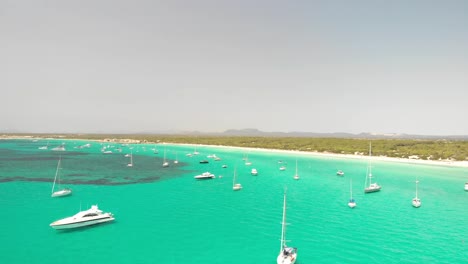 españa, mallorca platja des trenc beach un hermoso vuelo sobre la playa a 4k 24 fps con filtros nd en un día muy brillante con un drone dji mavic air