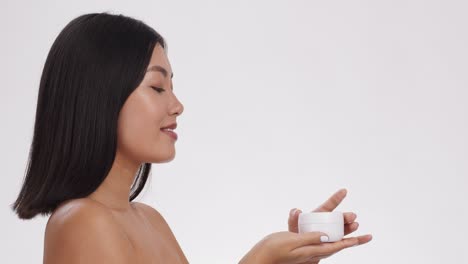 mujer con una crema cosmética