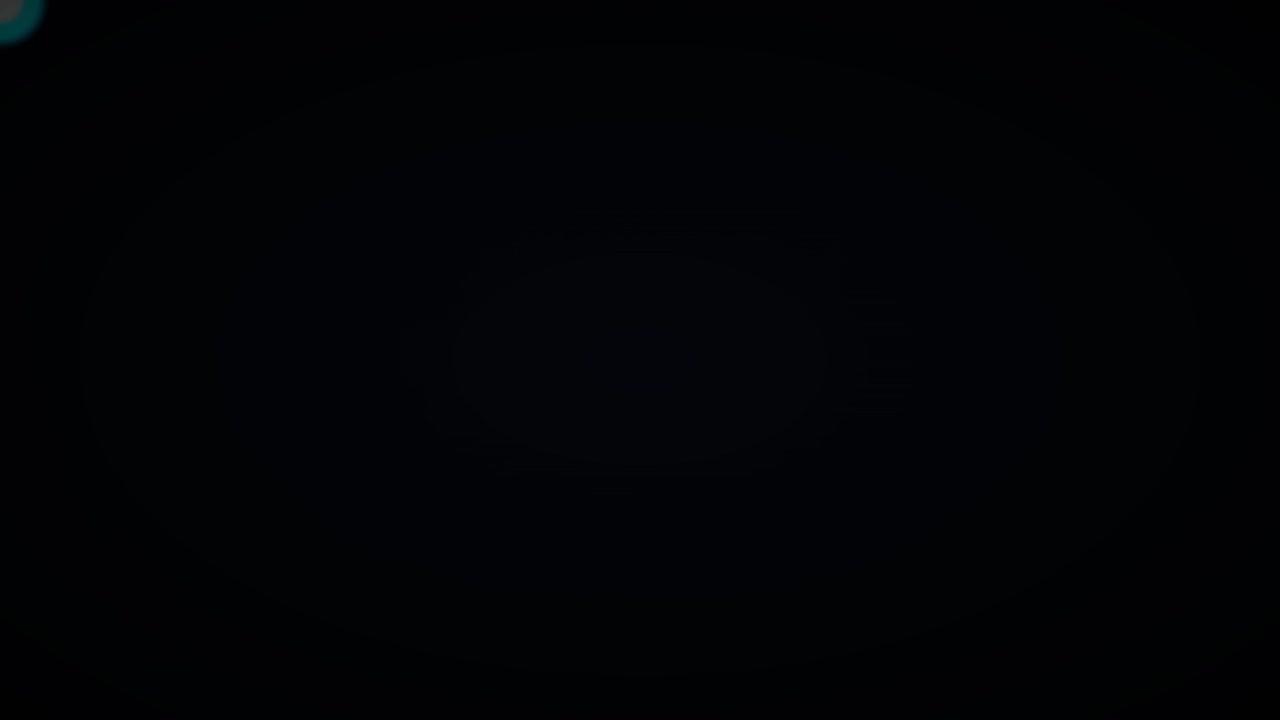 Fondo oscuro abstracto con sutil destello de luz verde azulado