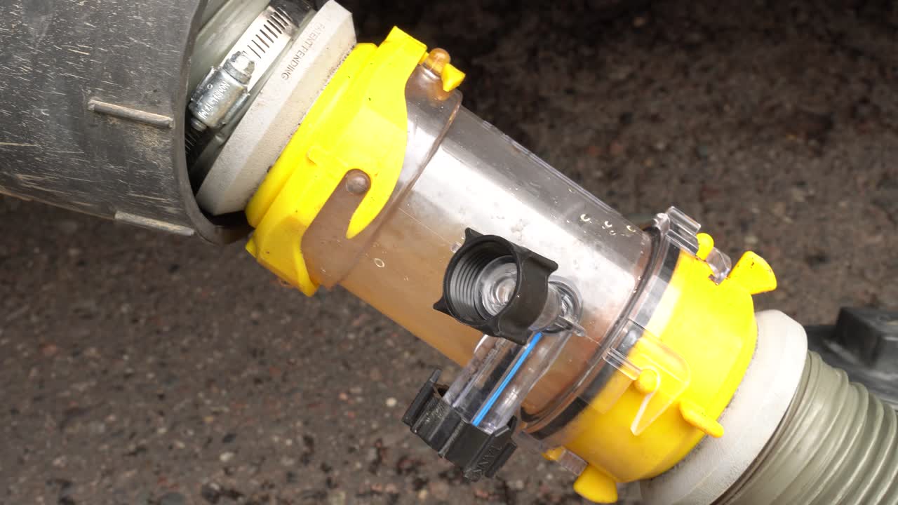 limpiando las aguas negras de un rv