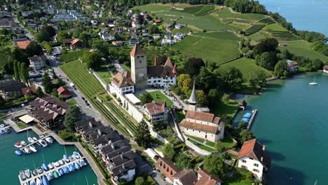 drohnen-aufnahme des hafens und der burg in spiez mit dem thun-see im kanton bern in der schweiz