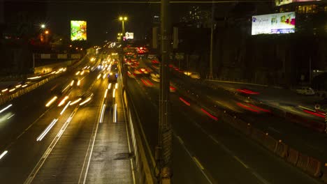 vista de lapso de tiempo desde la autopista en dirección opuesta al tráfico desde taguig filipinas