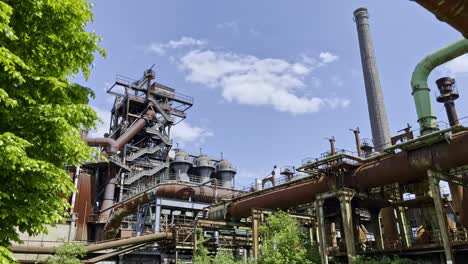 Wunderschöne-Aufnahme-Eines-Großen-Historischen-Industrielandschaftsparks-In-Duisburg