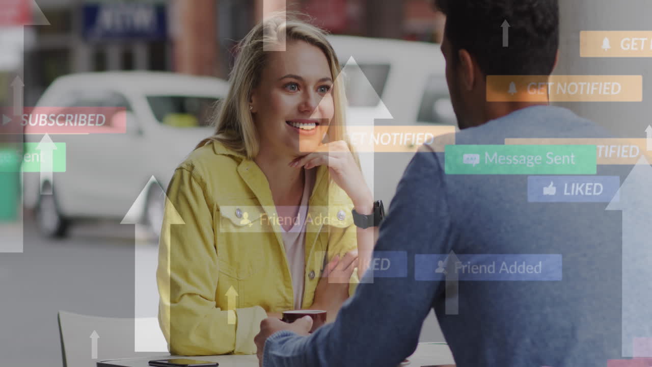 animación de iconos de las redes sociales flotando sobre una feliz pareja caucásica hablando y bebiendo café