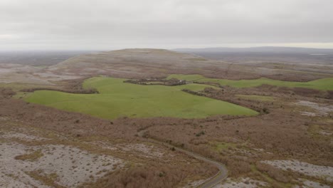 Vista-Panorámica-De-Drones-En-El-Parque-Nacional-Burren-Con-Un-Gran-Campo-De-Hierba