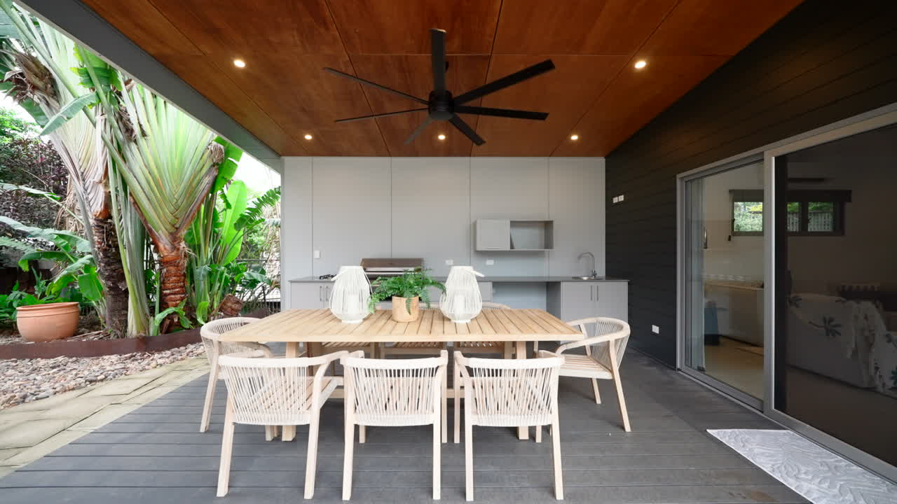 área de estar al aire libre de lujo patio en cubierta de plástico elevada y techo de madera