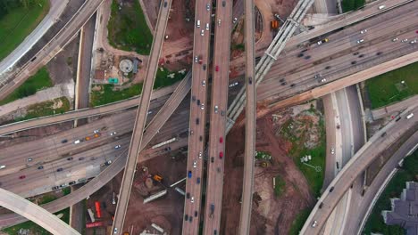 vista de pájaro del tráfico en la autopista principal en houston