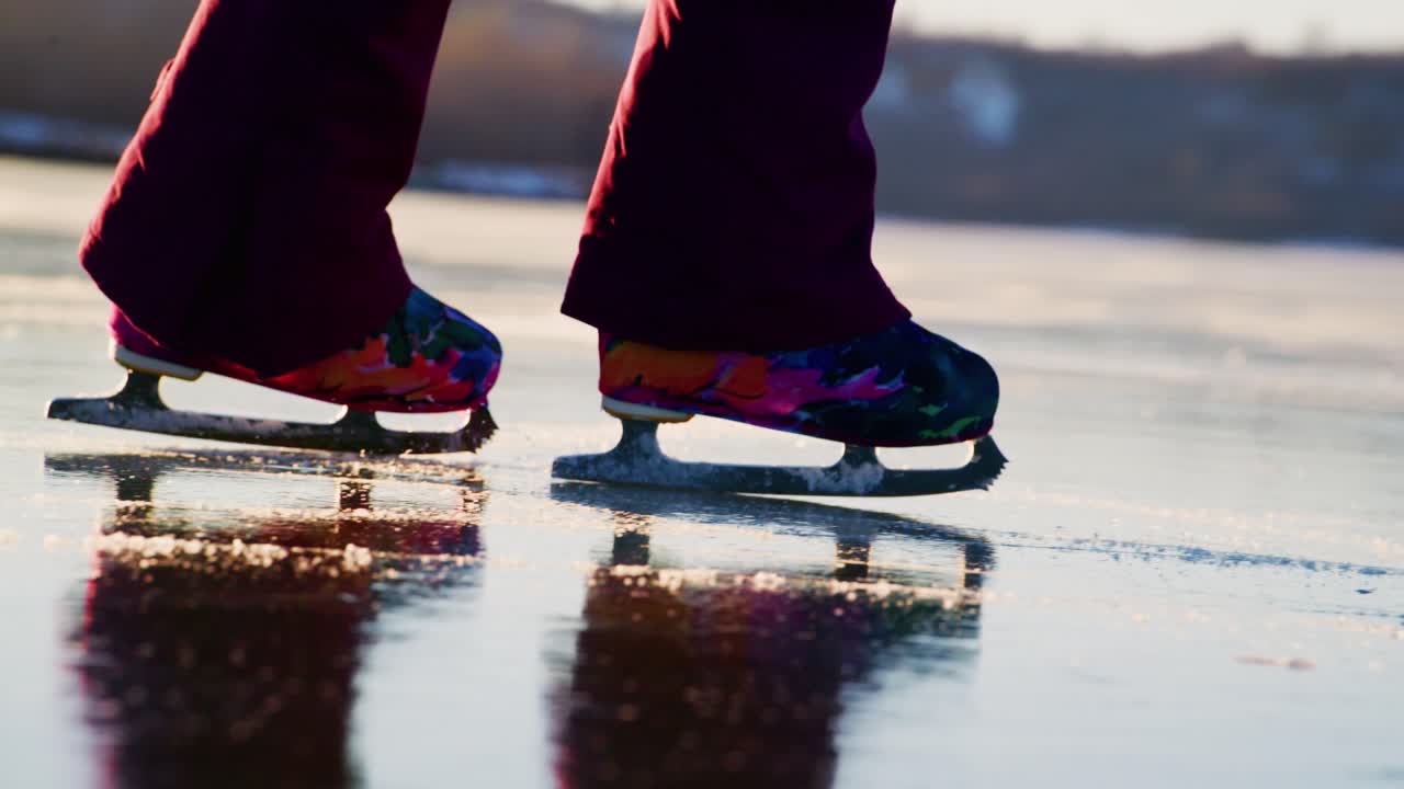 patinage sur glace sur un lac gelé