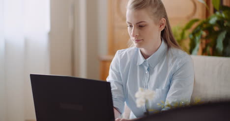 Mujer-Trabajando-En-La-Computadora-Pensando-Y-Resolviendo-El-Problema-5