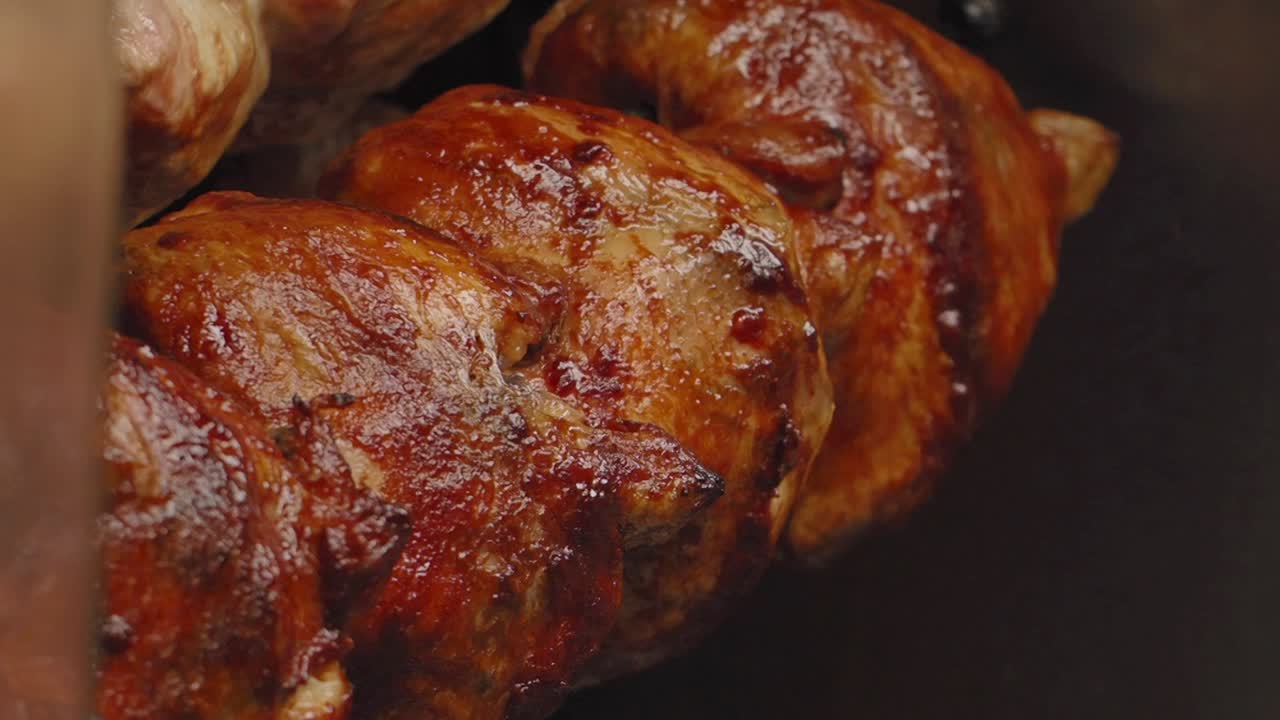 pollo asado en una rosera