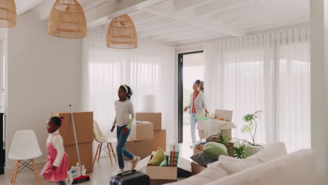 bienes raíces, casa nueva y familia feliz moviéndose