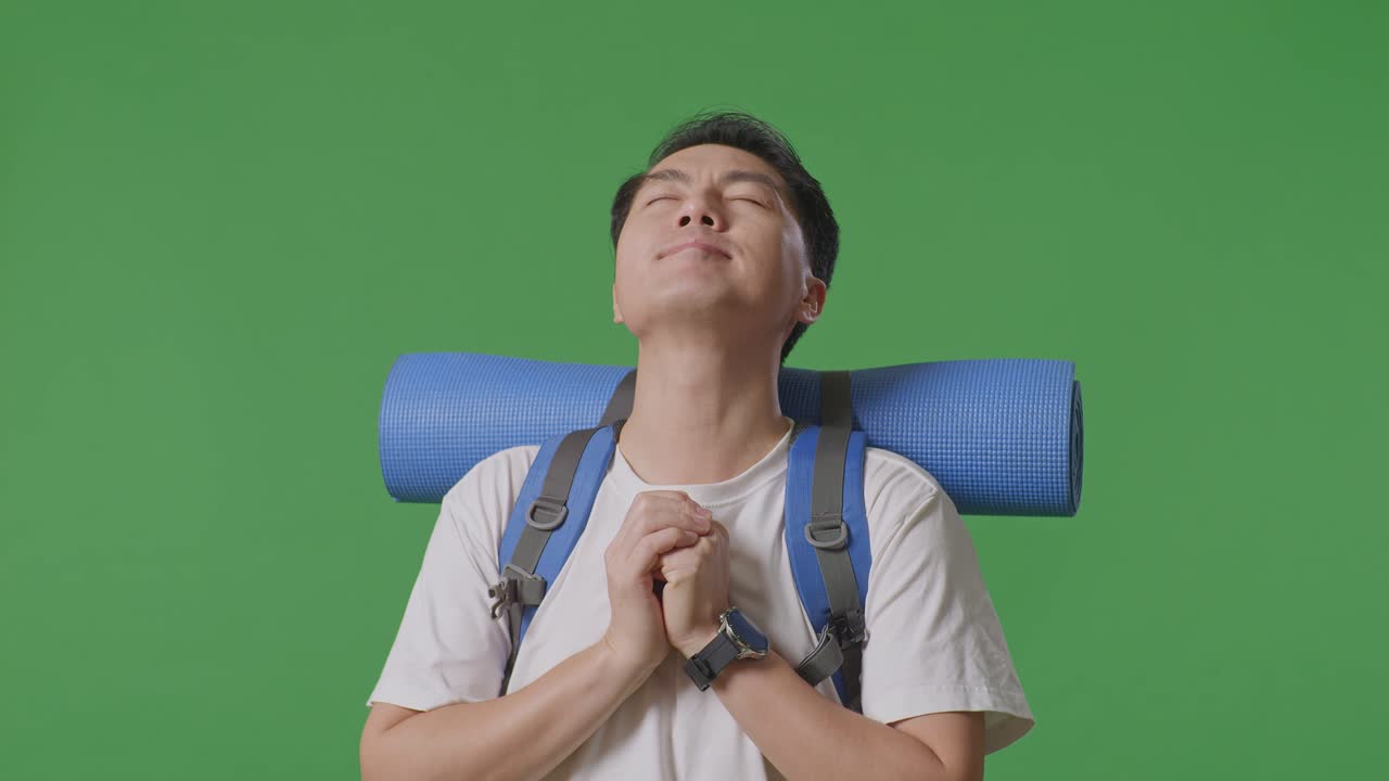 여행 도중 기도 하는 사람