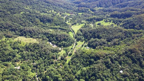 Paisaje-Rural-Con-Exuberante-Selva-Tropical-Y-Montañas-En-El-Valle-De-Currumbin,-Gold-Coast,-Queensland,-Australia---Disparo-Aéreo-De-Drones