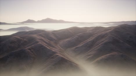 Paisaje-De-Montaña-Con-Niebla-Profunda-En-La-Mañana