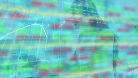 animación del procesamiento de datos financieros sobre una mujer de negocios que trabaja en la oficina