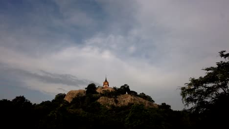 Wat-Phra-Phutthachai-Es-Un-Destino-Turístico-Para-Extranjeros-Y-Ciudadanos-Tailandeses-Que-Buscan-Bendiciones