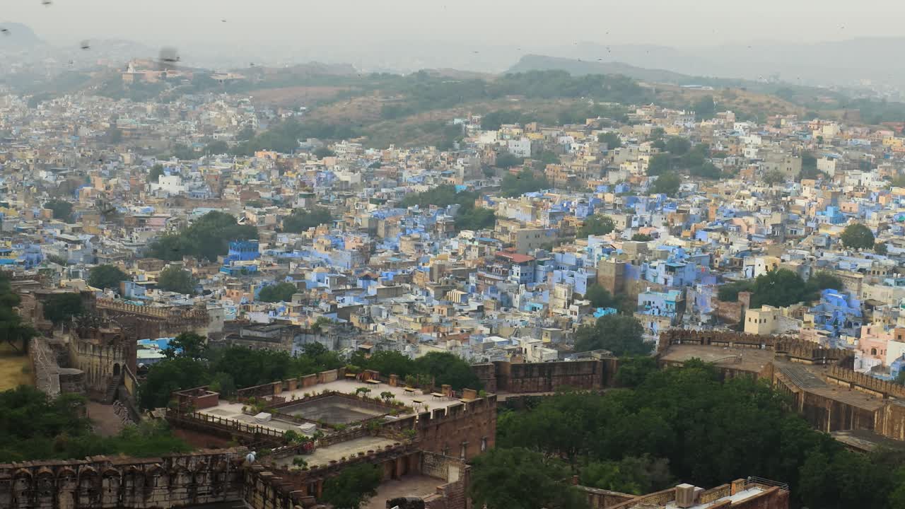 jodhpur (también ciudad azul) es la segunda ciudad más grande del estado indio de rajasthan y oficialmente la segunda ciudad metropolitana del estado.