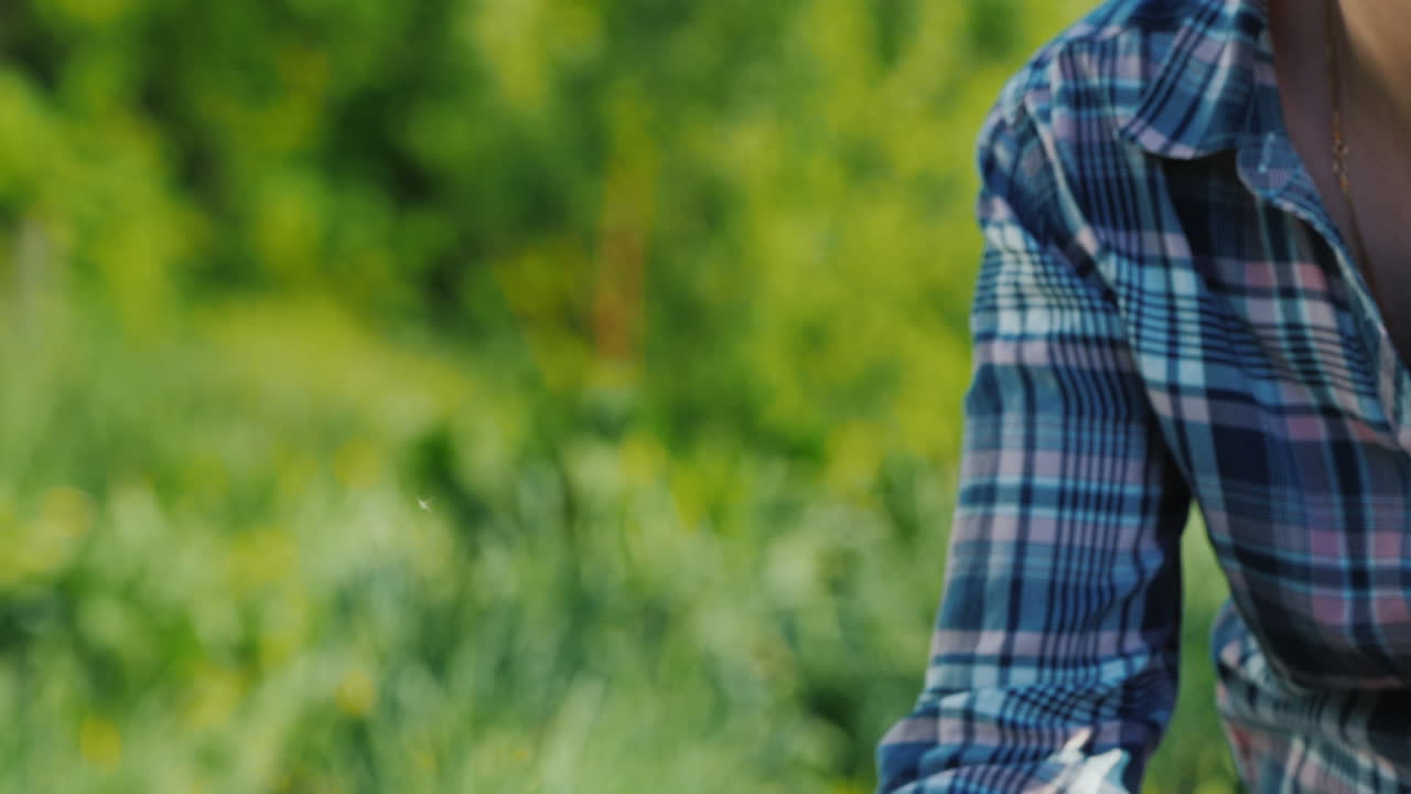 농부는 현장에서 신선한 파 신선한 야채 한 줌을 보유