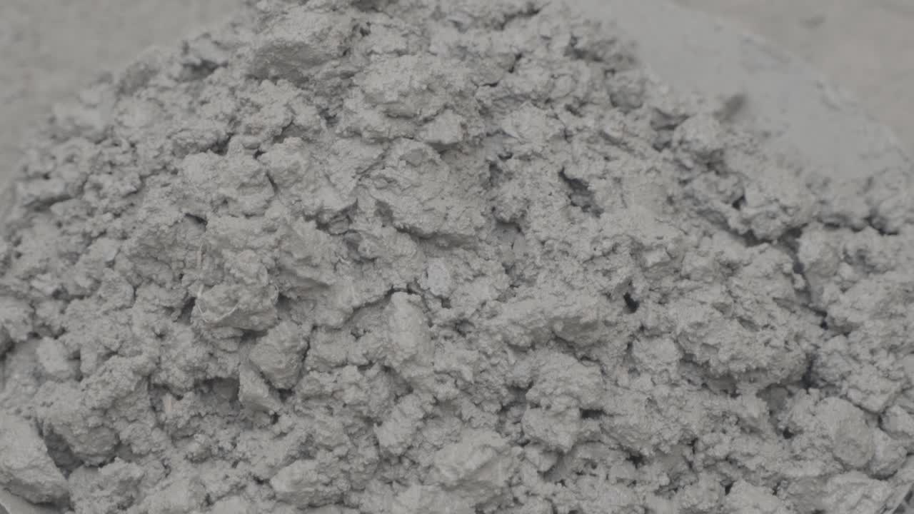 Miscela di calcestruzzo preparata da una macchina con cemento, sabbia e pietre per la gettata.