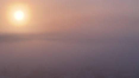 Goldene-Sonnenaufgangsdrohne,-Die-Aus-Dem-Morgennebel-Aufsteigt