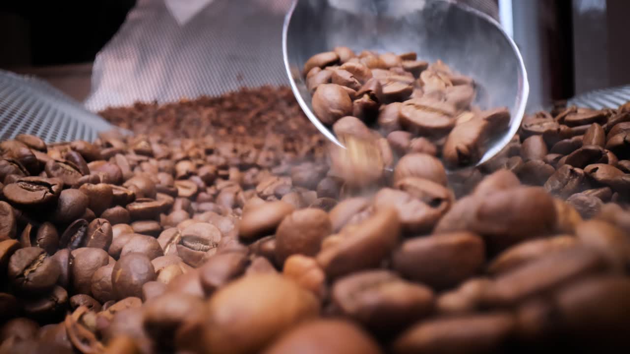 커피 씨 ⁇ 의 가까운. 향기로운 커피  ⁇ 은 구워진 연기가 커피  ⁇ 에서 나온다.