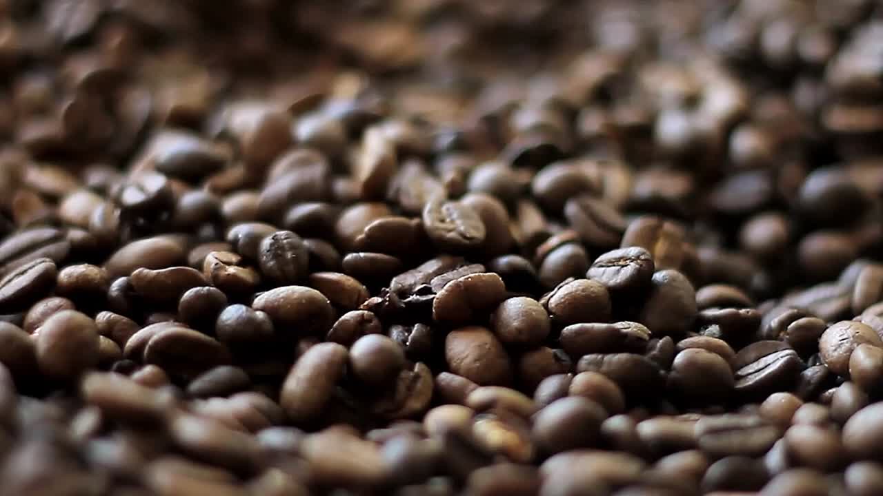 caffè, premium, chicchi di caffè arabica, texture ricca, tostatura scura, superficie lucida, senza persone, filmato di repertorio, video di repertorio