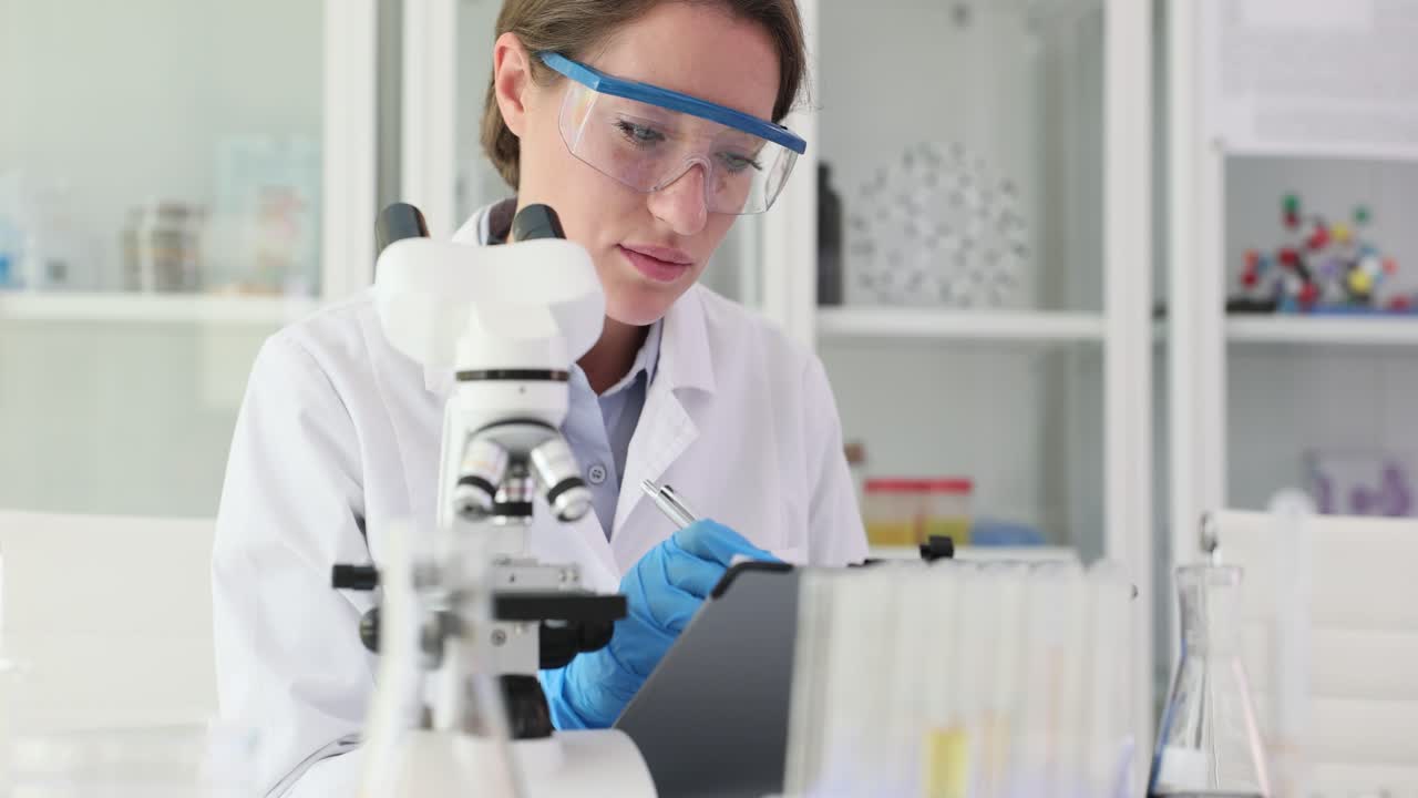 Scienziata che conduce ricerche con un microscopio in laboratorio.