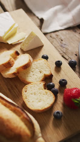 video vertical de la junta con pan, queso y frutas