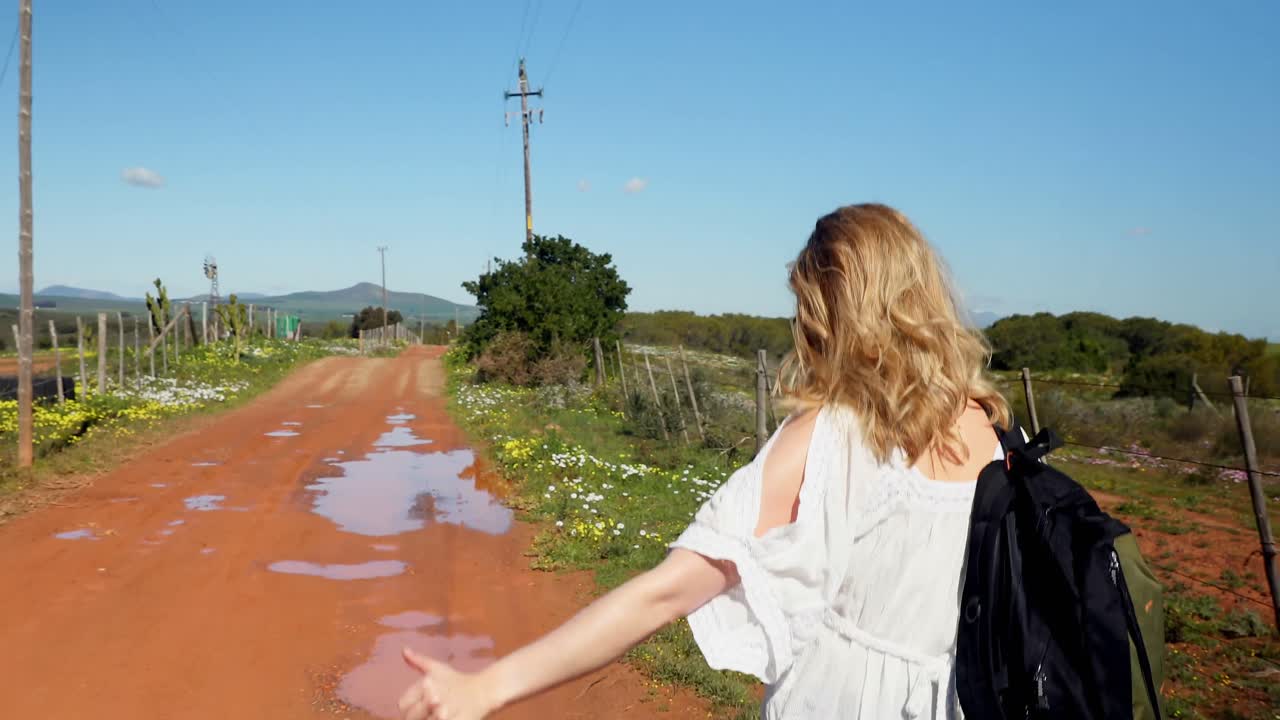 4k 도로에서 히치하이킹하는 여자