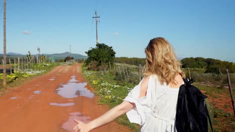 mujer haciendo autostop en la carretera 4k