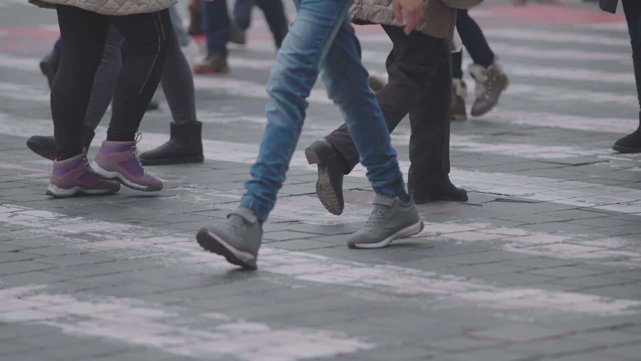 Persone che attraversano una strada