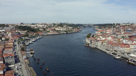 Erleben-Sie-Die-Malerische-Schönheit-Von-Gaia-Und-Porto,-Während-Der-Fluss-Douro-Diese-Bezaubernden-Partnerstädte-Trennt