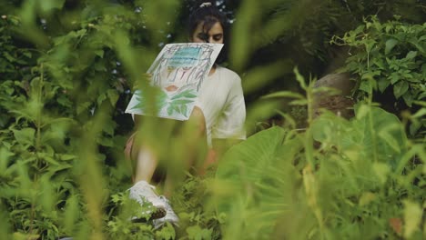 en este bosque tropical, un joven artista indio encuentra inspiración en la belleza de la naturaleza.