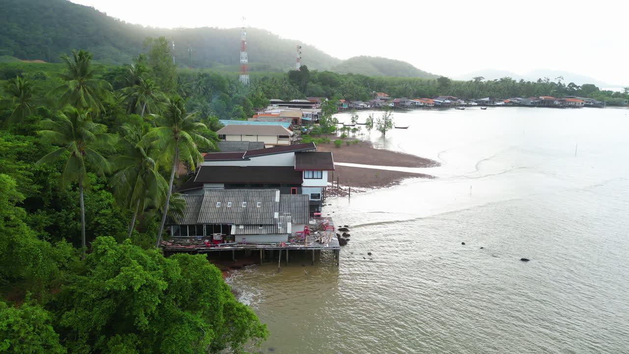panorámica aérea a través de casas sobre pilotes en el pueblo gitano de la ciudad vieja de koh lanta, provincia de krabi, tailandia