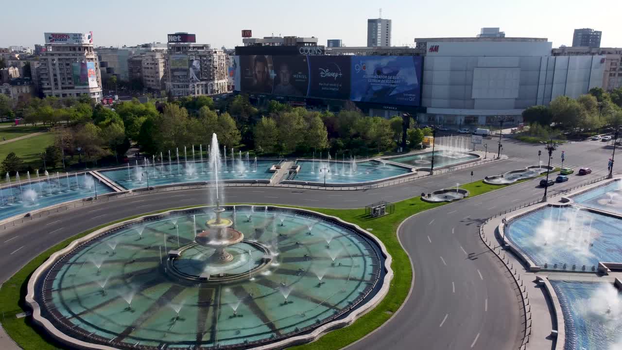 las icónicas fuentes de bucarest de la plaza unirii en la capital de bucarest