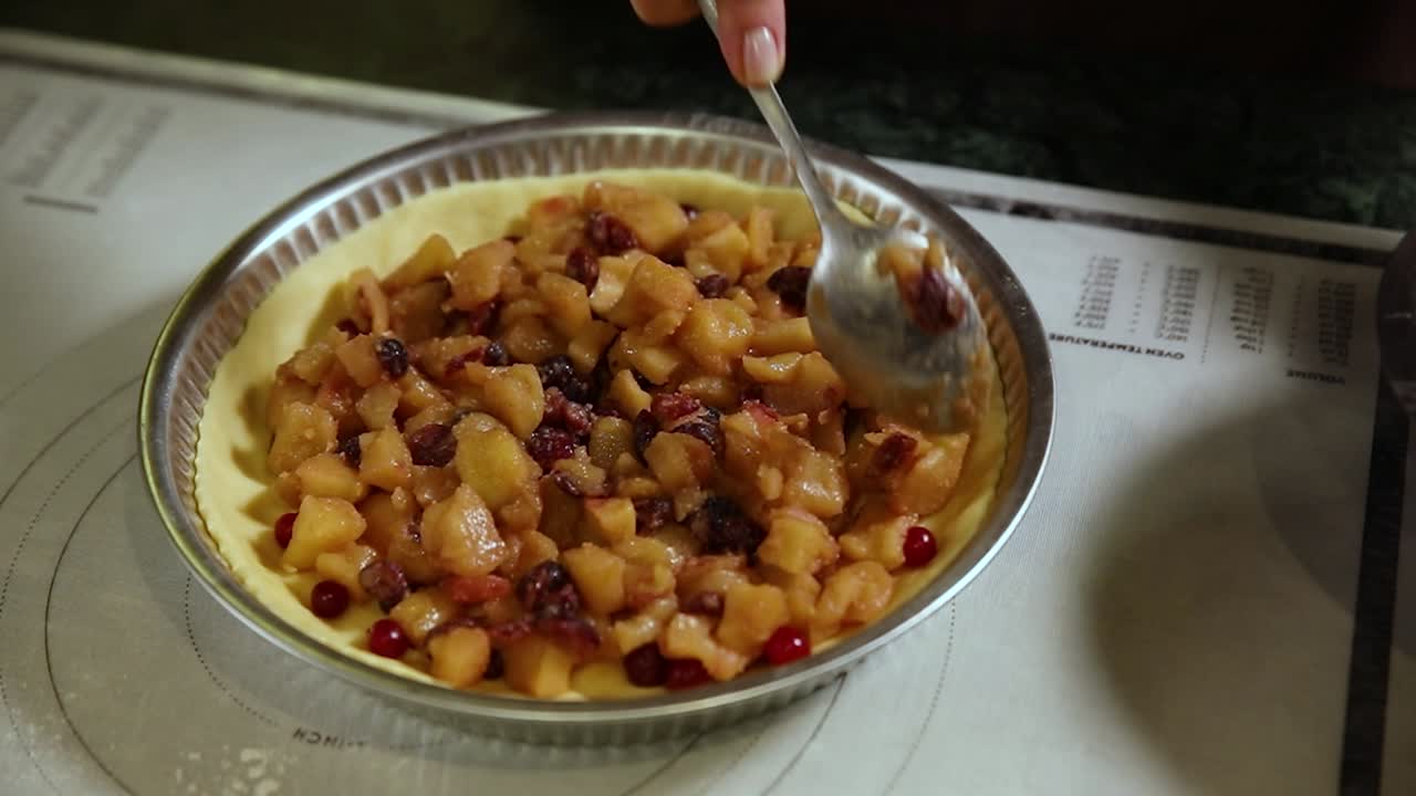 haciendo un pastel de manzana