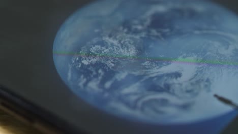 pantalla de teléfono inteligente que muestra varias aplicaciones y globo