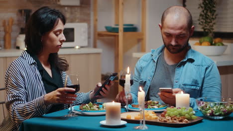 Beim-Abendessen-Nachrichten-Auf-Dem-Telefon-Lesen