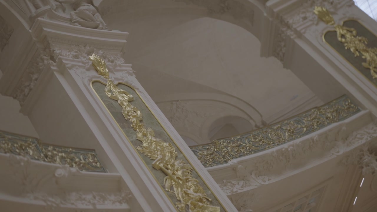 Vista Ascendente de um Teto Abobadado Ornamentado Decorado com Detalhes Dourados e Elementos Esculturais Clássicos Dentro de um Grande Edifício Parisiense