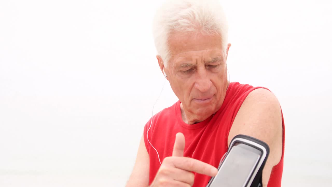 hombre jubilado escuchando música en la playa
