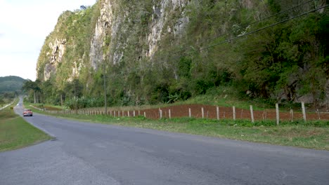 Altes-Rotes-Auto,-Das-An-Palenque-Vorbeifährt