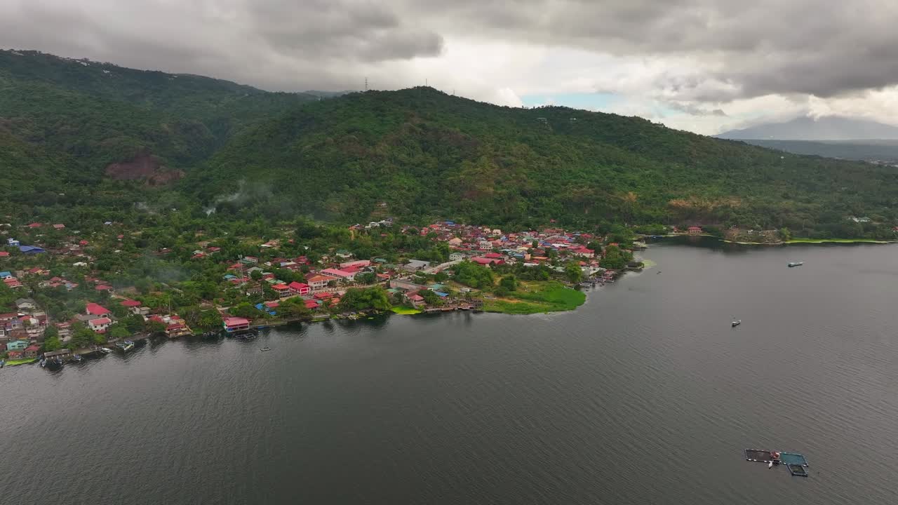 en el lago de la aldea taal frente a las montañas verdes durante un día nublado