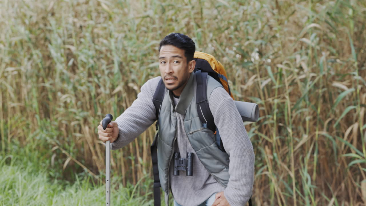 산책, 등반 또는 피곤한 사람 자연에서 하이킹