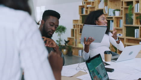 tableta, trabajo en equipo y diseño digital de una oficina