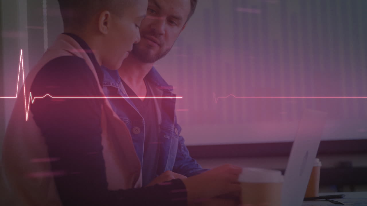 animación de cardiógrafo sobre diversas personas de negocios que usan computadora portátil