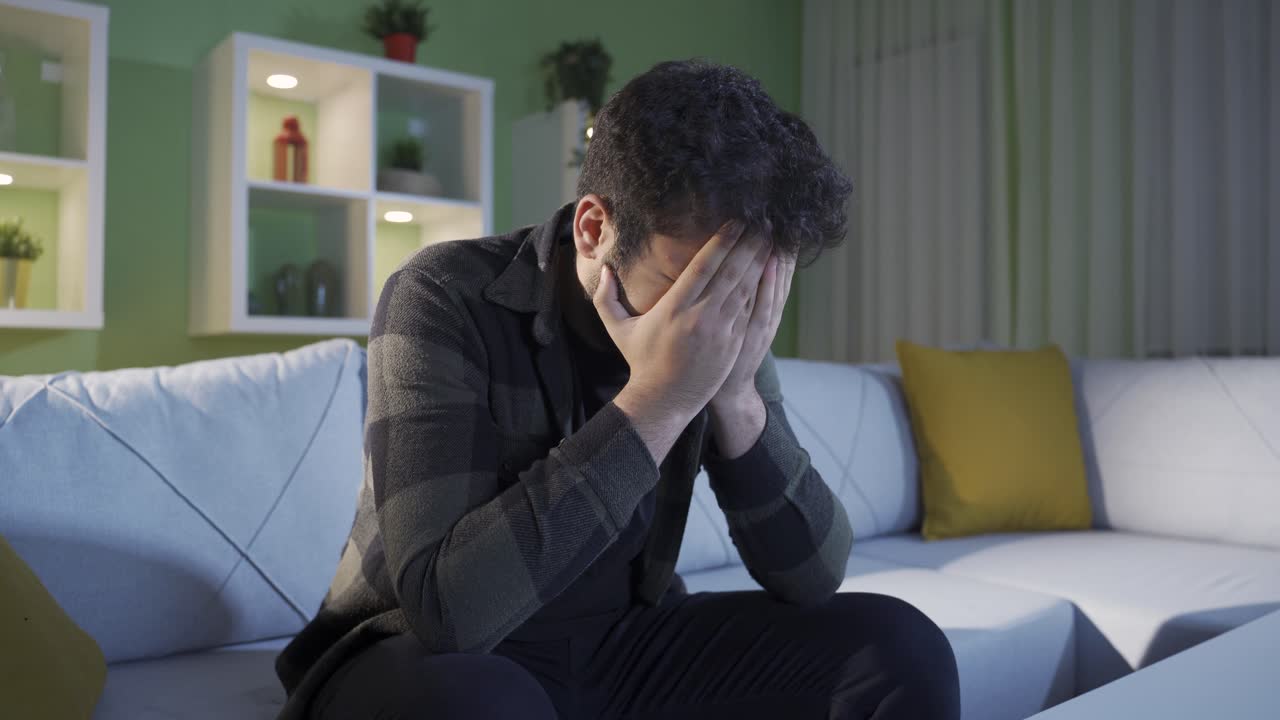 Giovane uomo infelice e disperato che piange, si arrabbia ed esplode di rabbia.