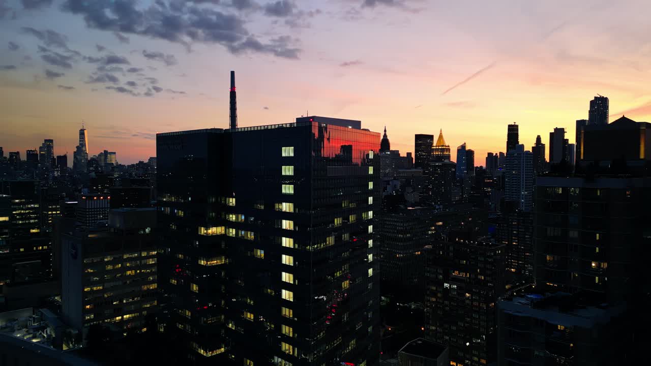 Volando junto al moderno edificio del Hospital Tisch, que forma parte del sistema de salud NYU Langone