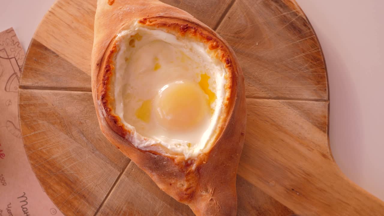 수직 둥근 근접 뷰 갈색 보드에 준비 된 khachapuri