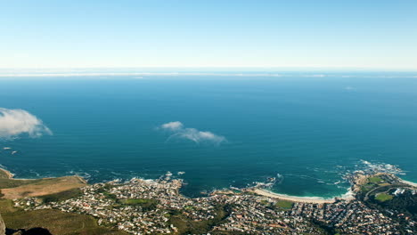 camps bay - destino turístico popular en ciudad del cabo, vista a la montaña de la mesa
